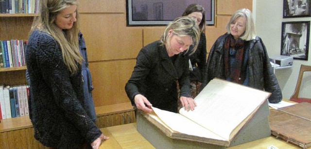 Lynda Mulvin, Director of the MA in Art History in UCD, brought her class into Marsh’s yesterday. She was able to give a lecture using our books as reference. Some of...